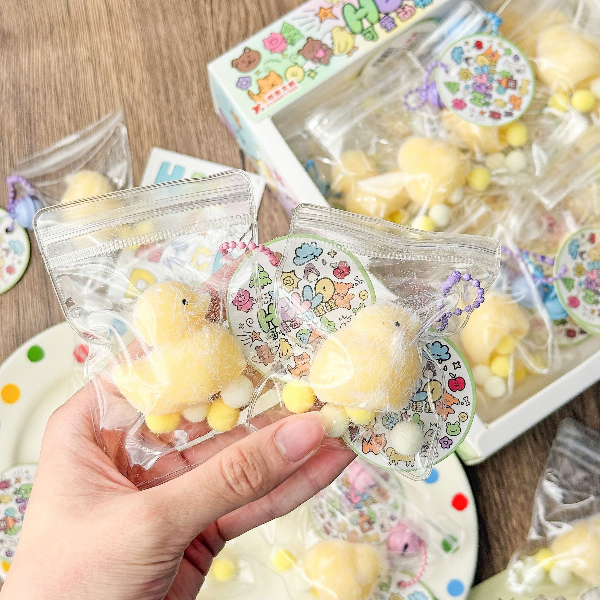 Peluches de pollo y pato, estilos variados.