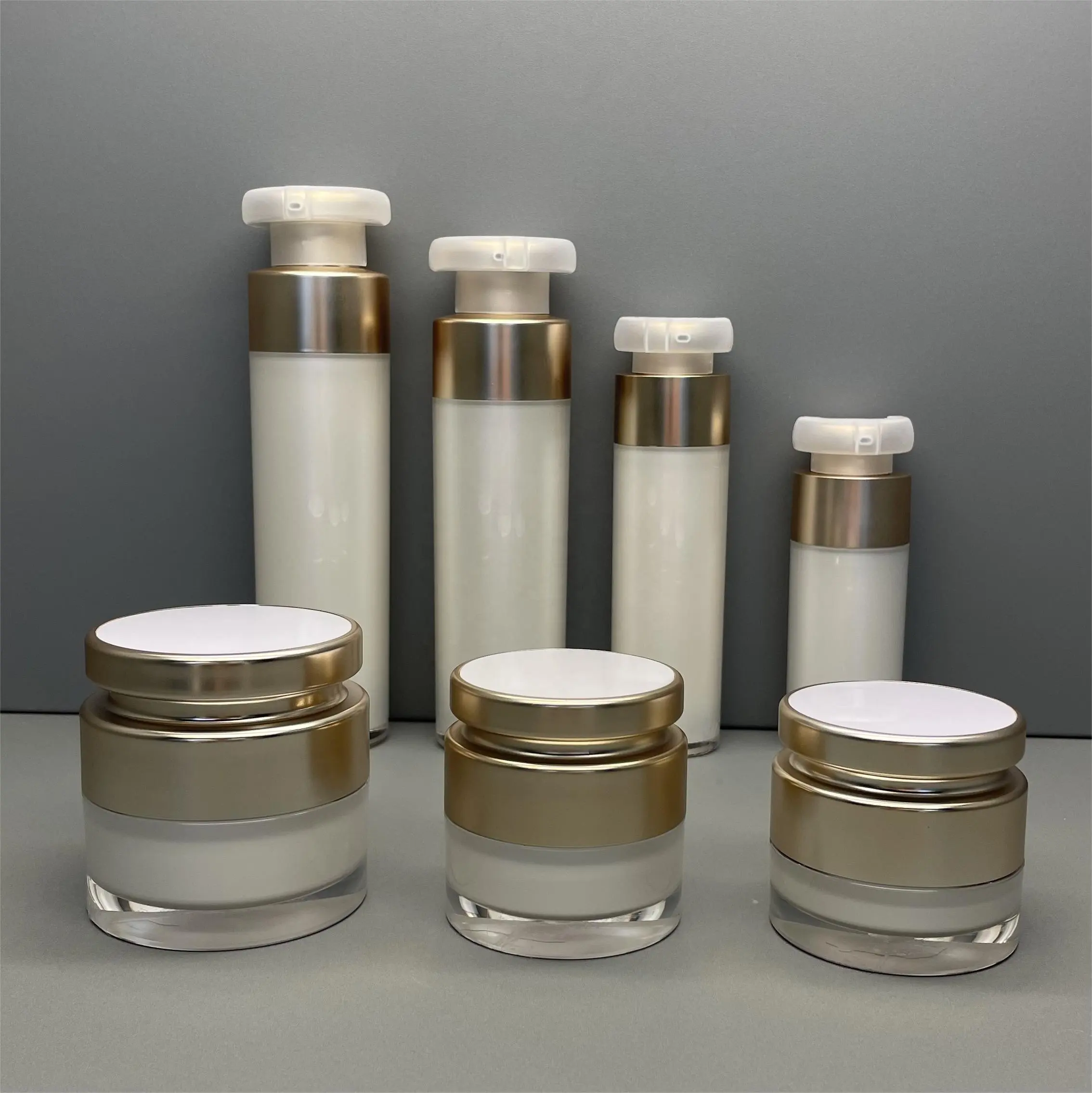 RTS Set di produzione di bottiglie di plastica vuote senz'aria cosmetiche di fascia alta 50ml 30ml 100ml 120ml tipo T imballaggio Spot di emulsione di pressatura