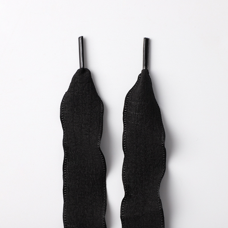 Cordones negros con volantes.