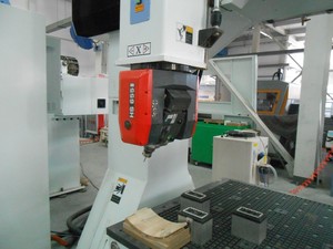 Fresadora de enrutador CNC de 5 ejes ATC, mesa de trabajo doble, carpintería para fabricación de moldes, bomba Syntec, engranaje de rodamiento PLC - Product Image 2