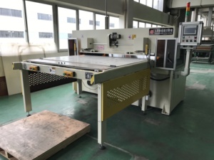 Hochgeschwindigkeits-CNC-EVA-Puzzlematten-Stanz maschine SPS-steuerungs effizientes Produkt - Product Image 4