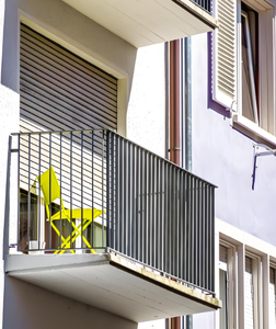 Siyah alüminyum alaşımlı korkuluklar ve korkuluklar Slat Panel tasarımı ile güzel Modern açık balkon/teras korkuluk sistemi - Product Image 1