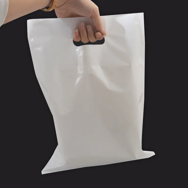 شعار طباعة التسوق كيس مقصوص فاخر مخصص ملابس بيضاء حقيبة تسوق بوتيك الطباعة على حقائب بلاستيكية مع الشعارات