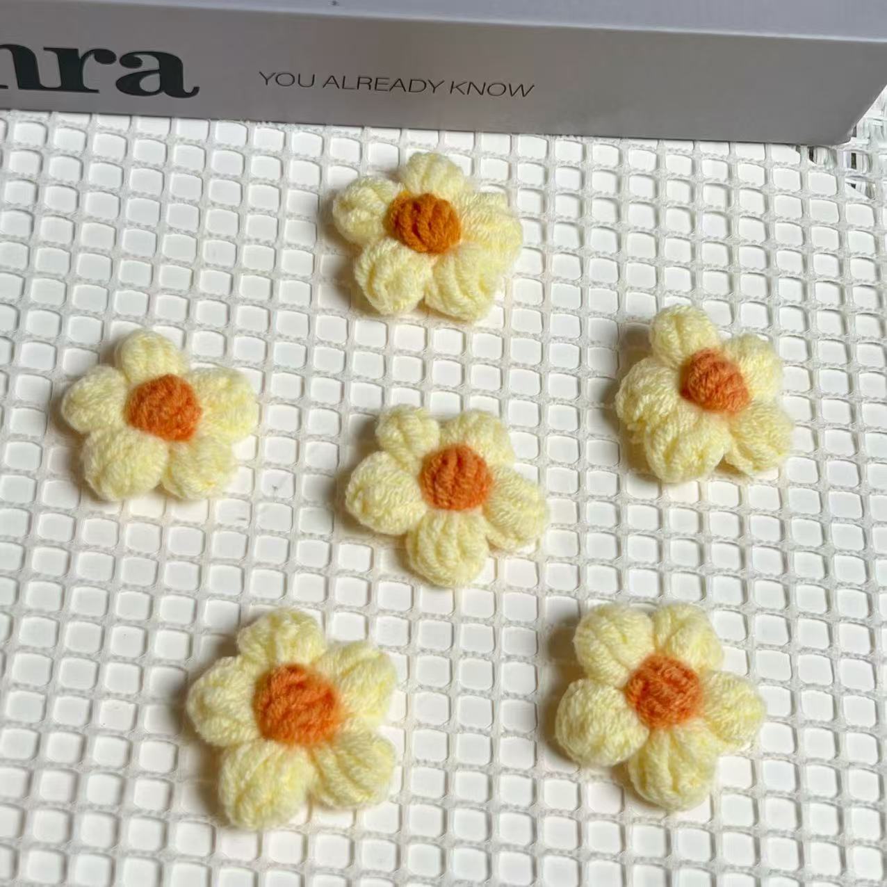 Flor tejida a mano amarillo claro