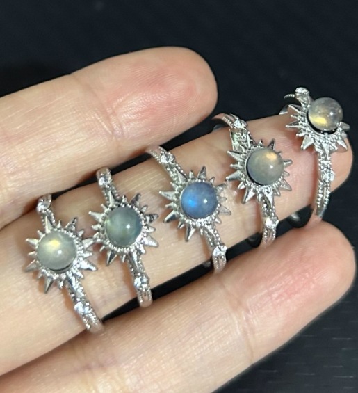 Anillo abierto gris claro de sol y luna.
