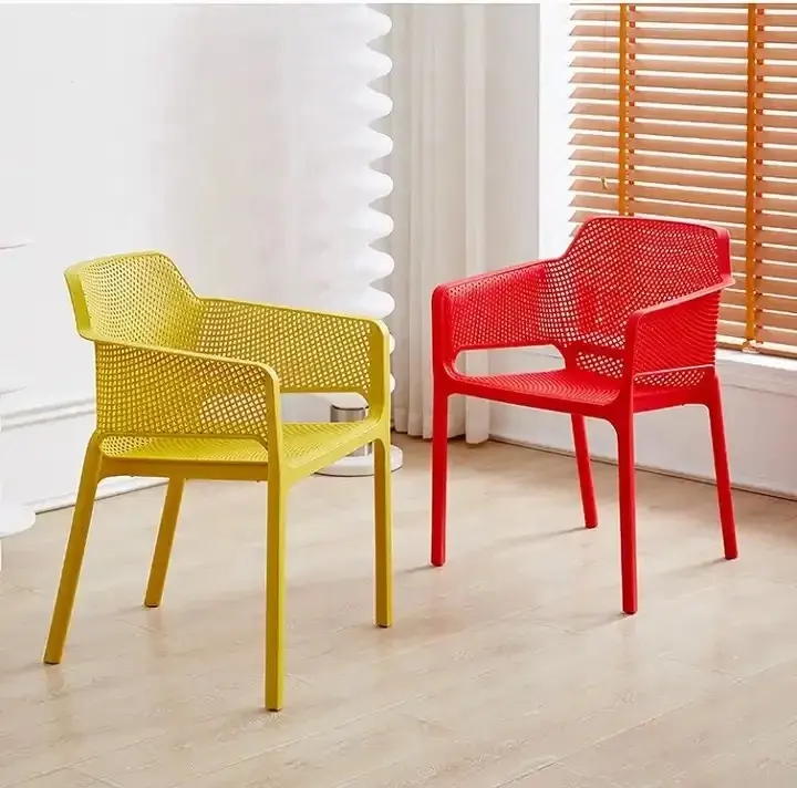 Cadeira de jantar empilhável de plástico material material minimalista e elegante com apoio de braço