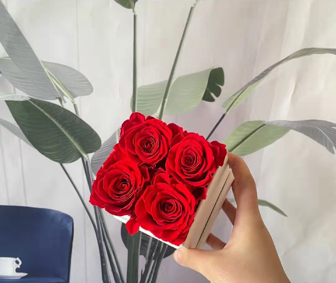 4 Rosas en caja cuadrada