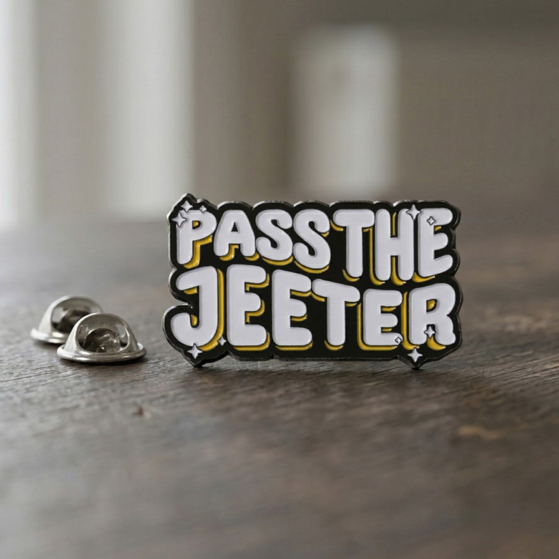 Pin de esmalte personalizado con letras