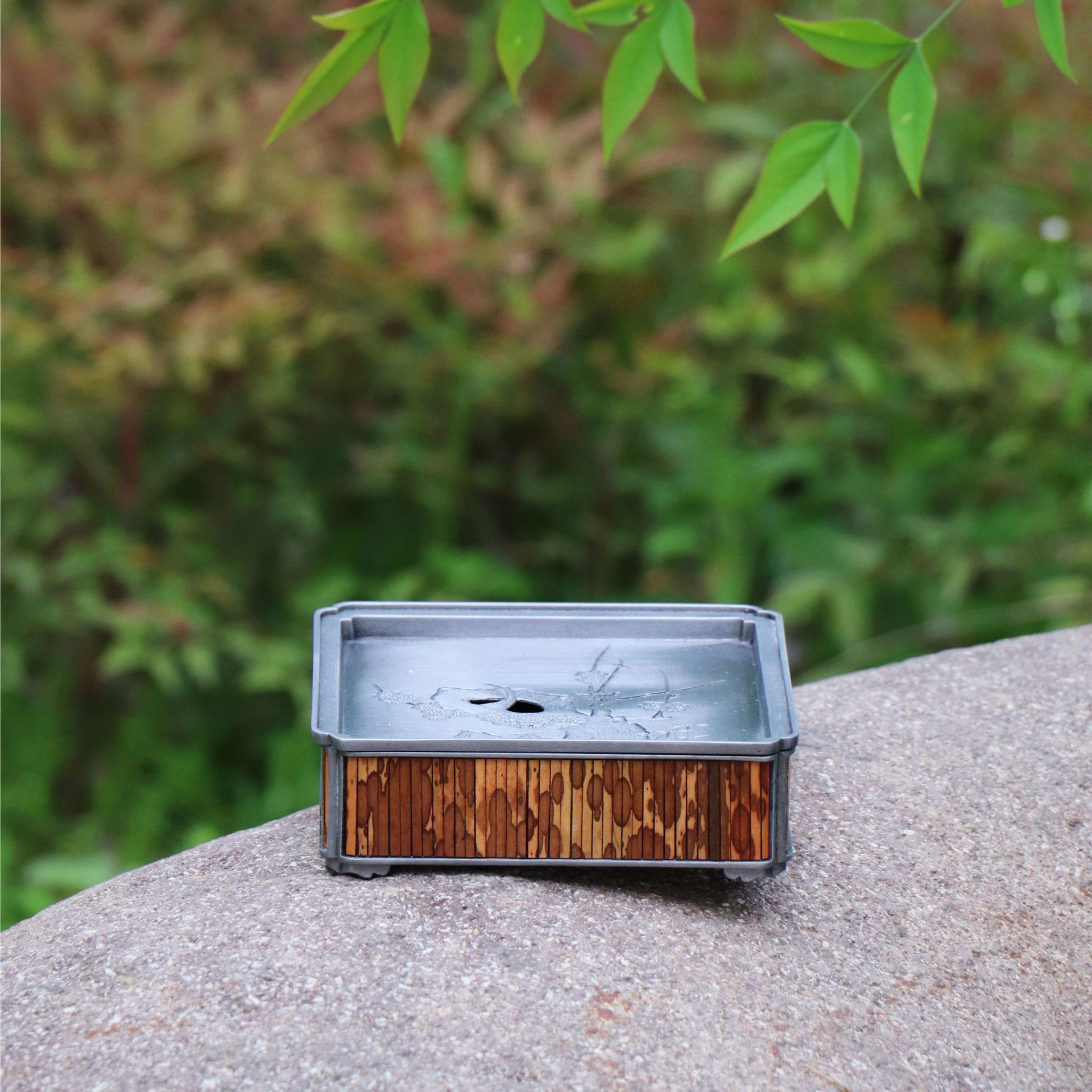 The bamboo square measures 14.5 x 14.5 x 4.3 cm.