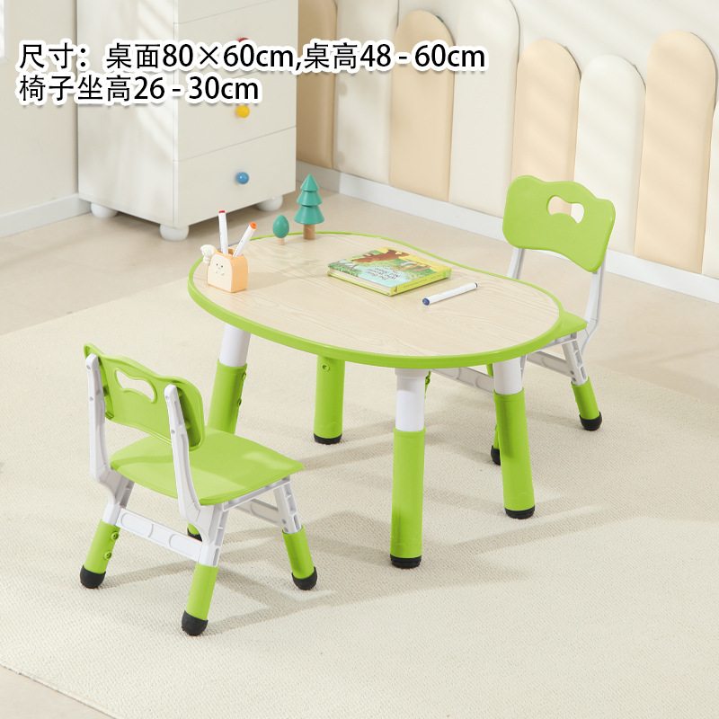 Une table et deux chaises en grain de bois et couleur vert fruit.
