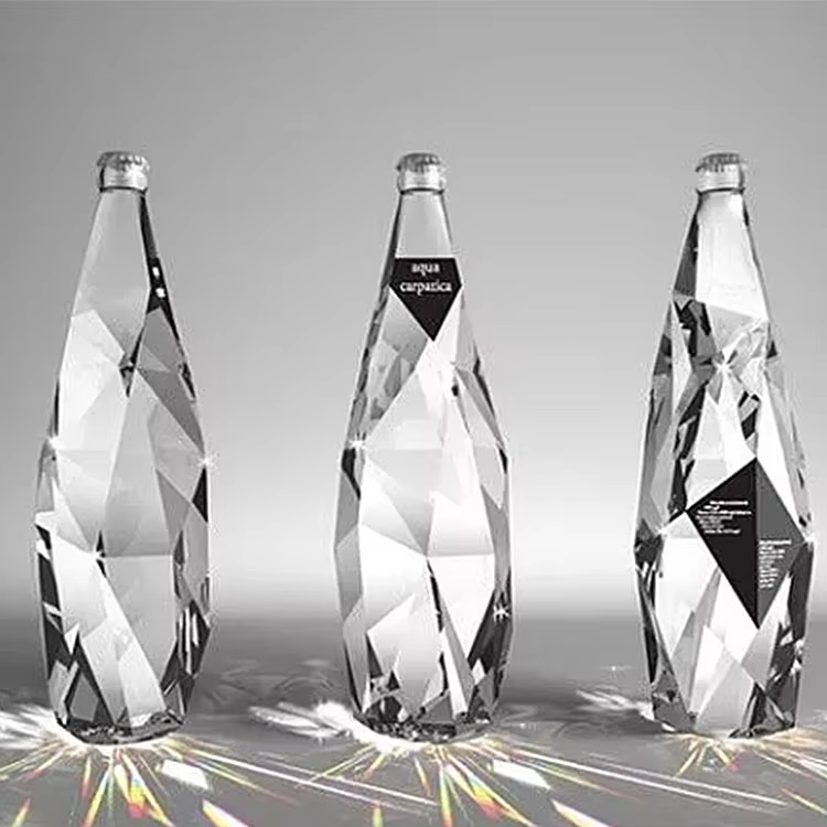 botella de vidrio transparente