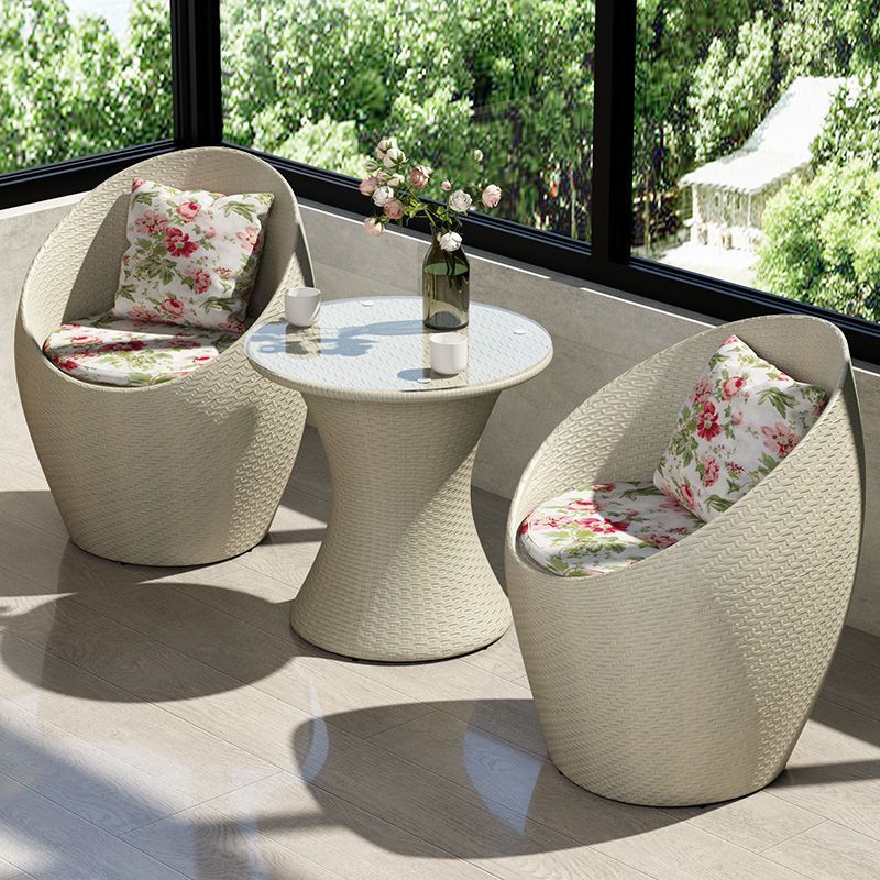Une table et deux chaises (blanc cassé)