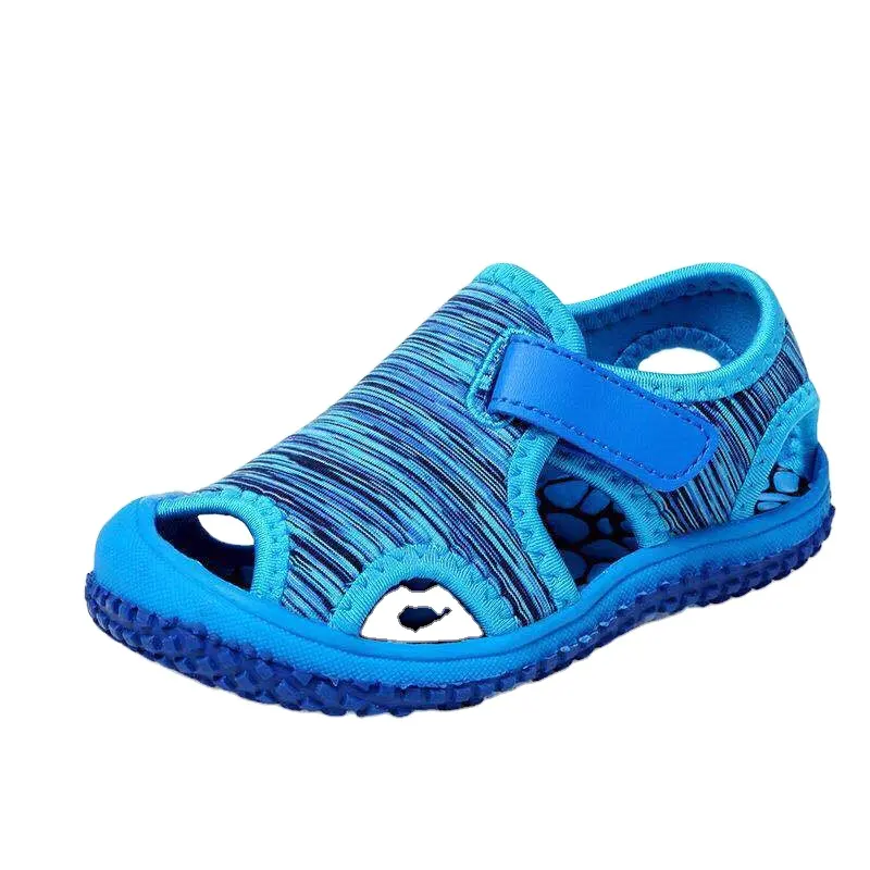 Sandales pour filles 2024 printemps/été nouvelles chaussures de plage de sport Baotou pour enfants chaussures de pataugeoire pour garçons couleur bonbon chaussures de commerce extérieur