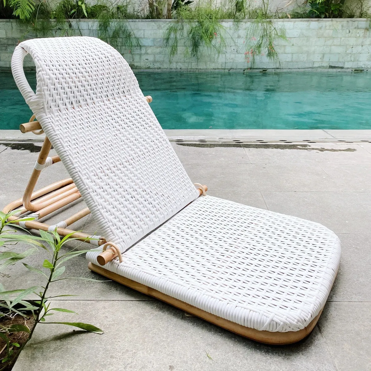 Silla de mimbre ajustable con espalda baja para niños, silla de playa plegable tejida a mano de mimbre blanca con correa para el hombro