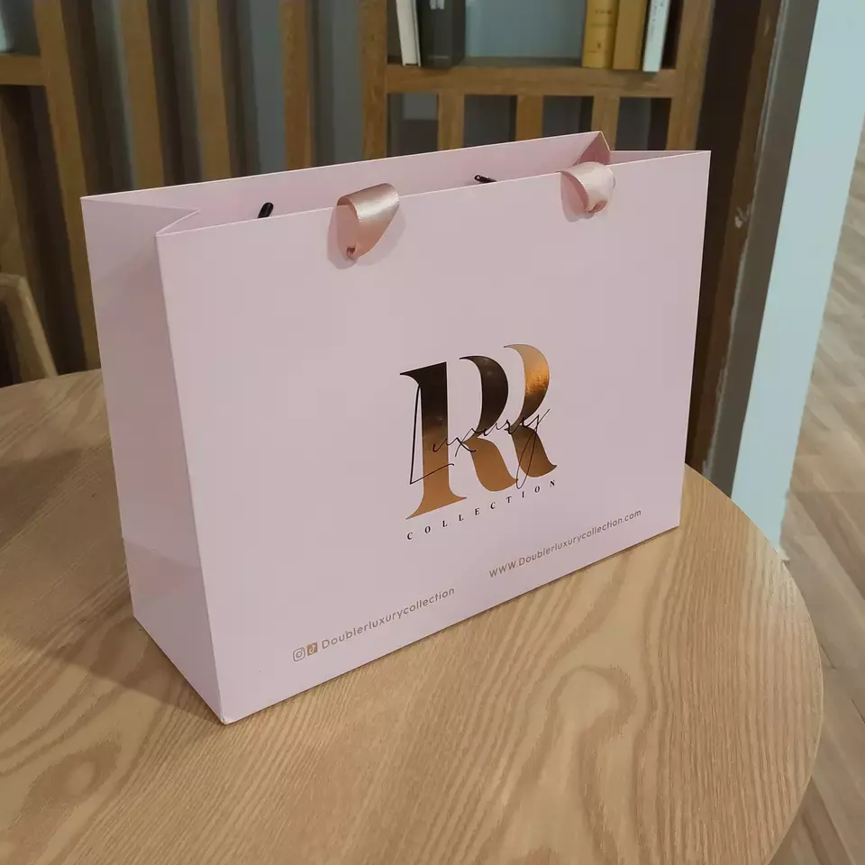 Logo personalizzato di lusso rosa cartoncino shopping sacchetto di carta in cartone sacchetto regalo di carta con manici e fiocco