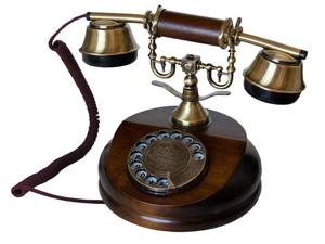 ヴィンテージロータリーダイヤルとメタルベルを備えた金属部品を備えた昔ながらの壁掛け木製レトロ電話