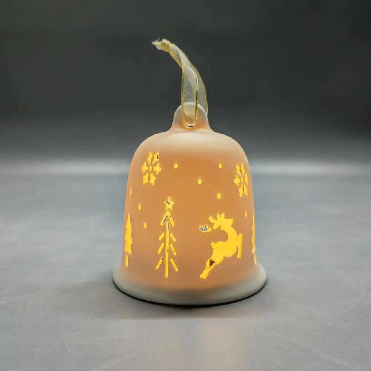 2024 nueva llegada campana de ciervo de cerámica con luces de té cálidas ahueca hacia fuera la decoración del árbol de Navidad Simple lujo hogar colgante brillante