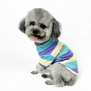 犬と猫のための高品質の春と秋の服、夏のペットのためのファッショナブルなストライプのプードルの服装、犬のポロシャツ。