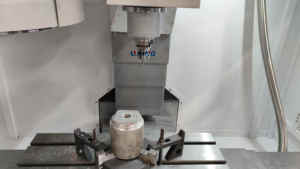China hochpräzise <span class=keywords><strong>3</strong></span>/4 Achse vertikale Fres adora <span class=keywords><strong>CNC</strong></span> <span class=keywords><strong>VMC</strong></span> Fräsmaschine Bearbeitungs zentrum GSK Siemens FANUC Steuerung VMC650 Preis