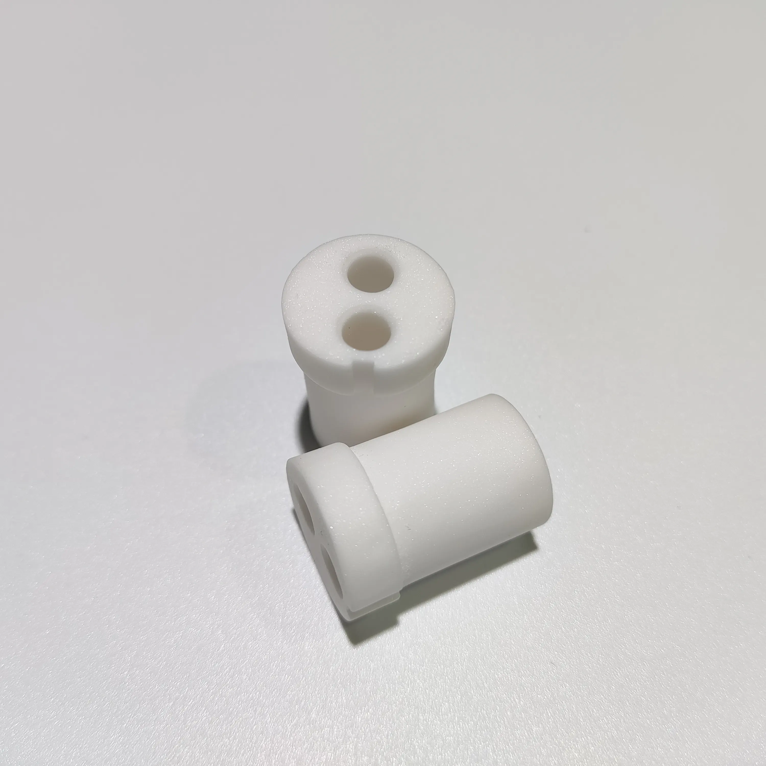 Konektor listrik tingkat insulasi tinggi keramik Alumina Insulator 95% 99.99% Content Alumina tabung keramik bagian