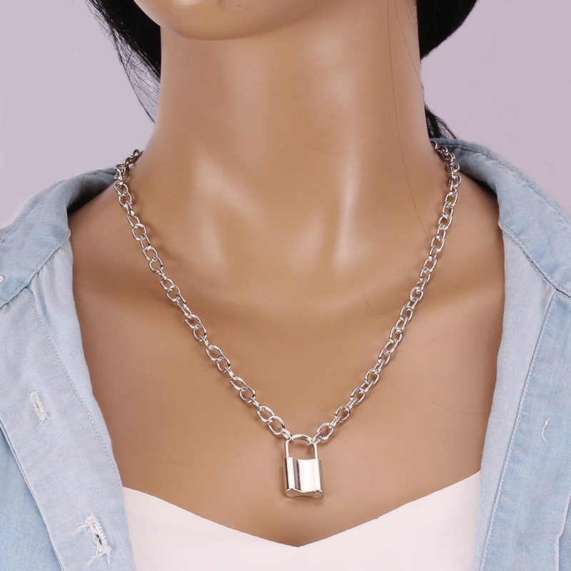 Collier simple avec cadenas argenté.