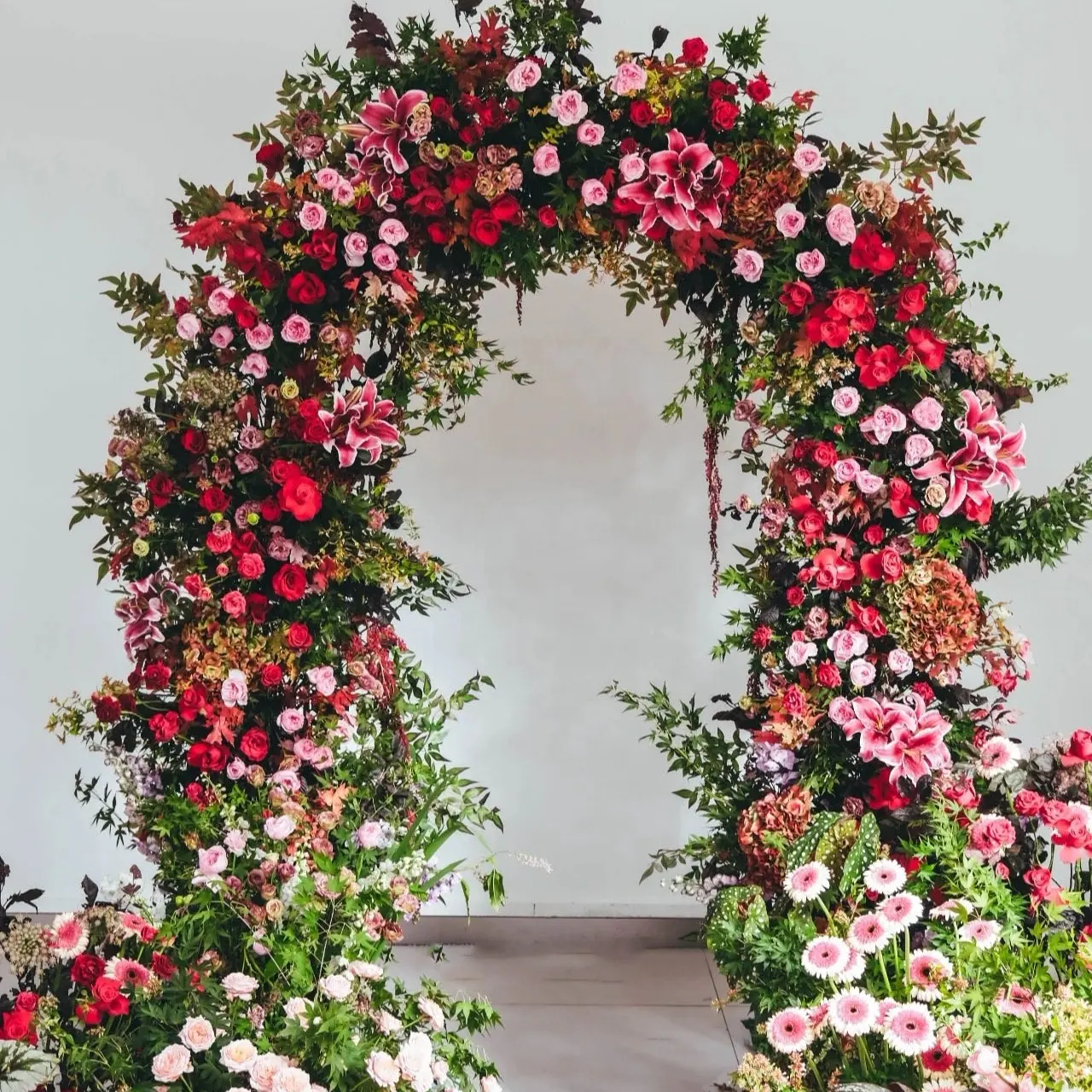 Personalizado Artificial Silk Rose Flower Row Backdrop Hanging Arch Arranjos Floral Para Decoração De Casamento