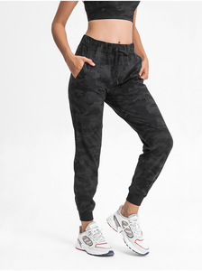 女式XXL迷彩快干健身慢跑裤实心图案户外舒适健身短裤 - Product Image 4