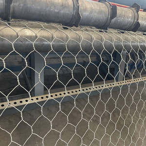 Il supporto della fossa di fondazione ha una rete metallica esagonale zincata con reti per pollame 2x1x1m