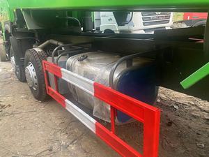 豪沃8x4重型40t 400HP 12轮柴油Sinotruck自卸车新款左转向后摄像头超级欧2快速中国