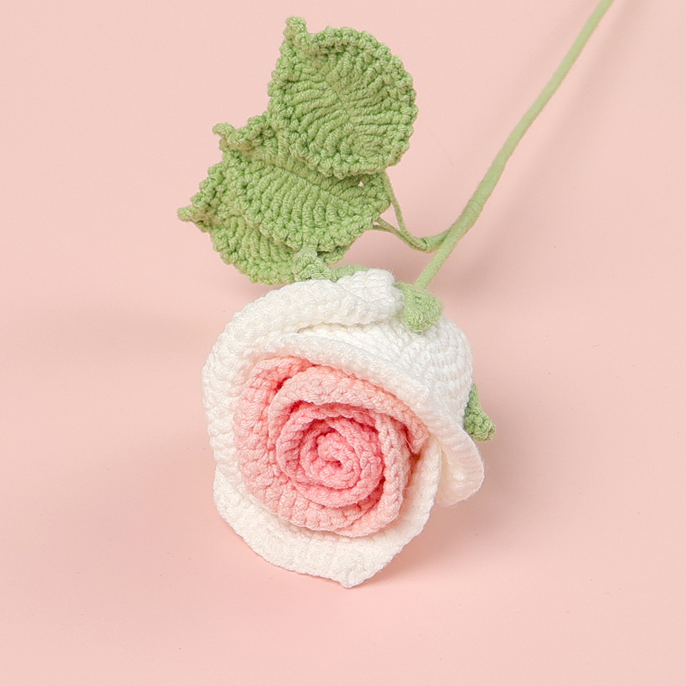 Simpatico bouquet di rose in bicchiere da vino a quattro fiori, sfumato rosa e bianco