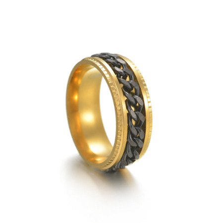 Anillo dorado, cadena negra.