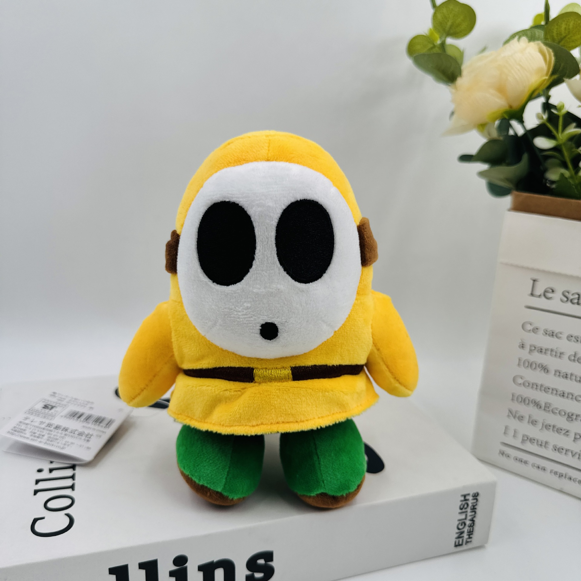 Une petite figurine masquée en trompette-jaune-15cm