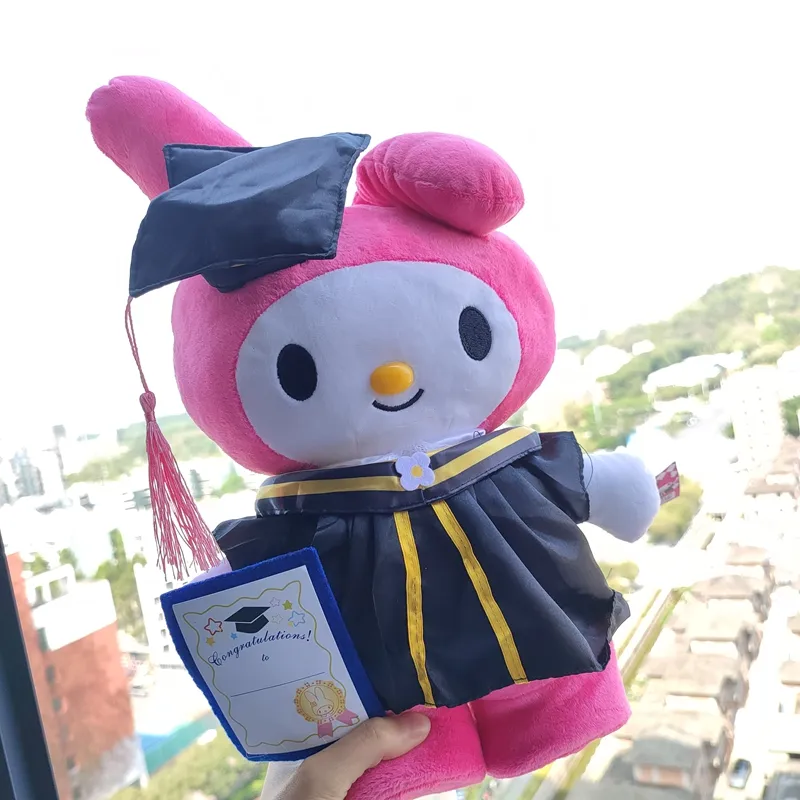 Venta caliente felpa graduación Melody Kuromi lindo patrón de dibujos animados animales de peluche graduado Kuromi Push Toy