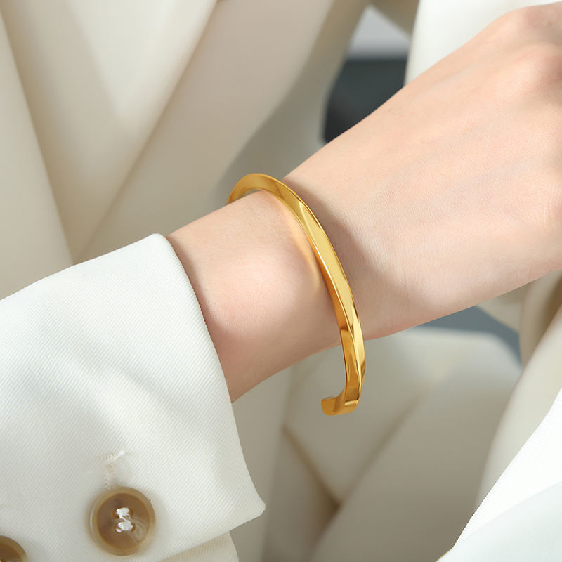 Z311 - กำไลข้อมือสีทอง