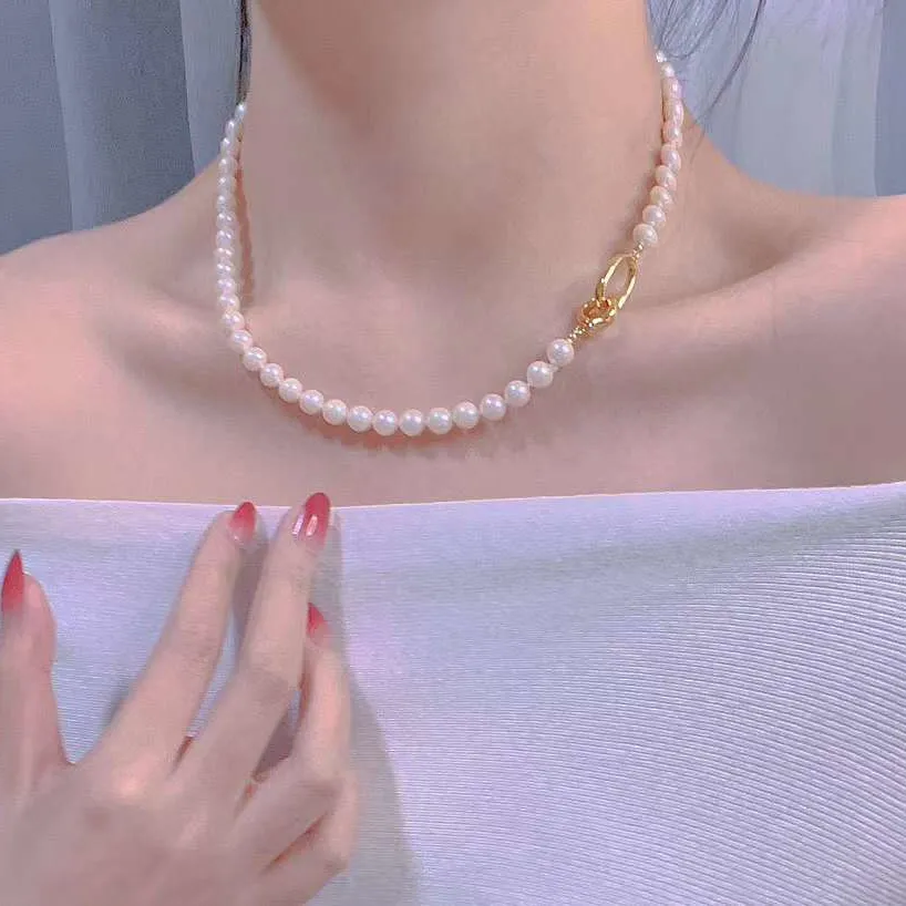 Les modèles explosifs recommandent une variété de porter une boucle de parfum de grande marque collier de perles d'eau douce chaîne de chandail couleur mélangée