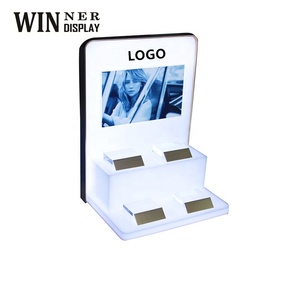 Bán buôn tùy chỉnh thương hiệu hiện đại thân thiện với môi l-hình dạng <span class=keywords><strong>Acrylic</strong></span> chai nước hoa hiển thị đứng cho cửa hàng bán lẻ trình bày - Product Image 1