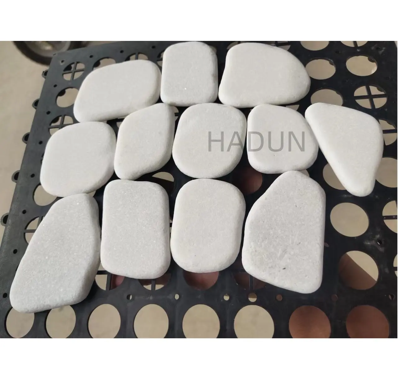 Hot Sale Factory Supplied "Santorini Stone" Smooth Polished White Natural Flat Round Pebble Stone River Rocks For Painting