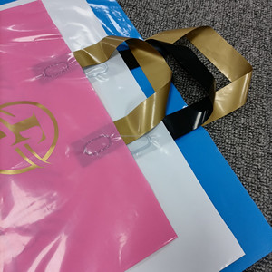 定制低密度聚乙烯/高密度聚乙烯手提包购物袋软环手柄编织塑料服装包装，具有自己的标志聚氯乙烯/聚乙烯/聚酯材料 - Product Image 4