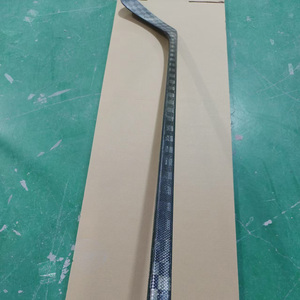 Stik Hoki P28 untuk Tangan Kanan, Tingkat Menengah, Fleksibilitas 55, Serat Karbon, Konstruksi Satu Bagian untuk Hoki Es - Product Image 3