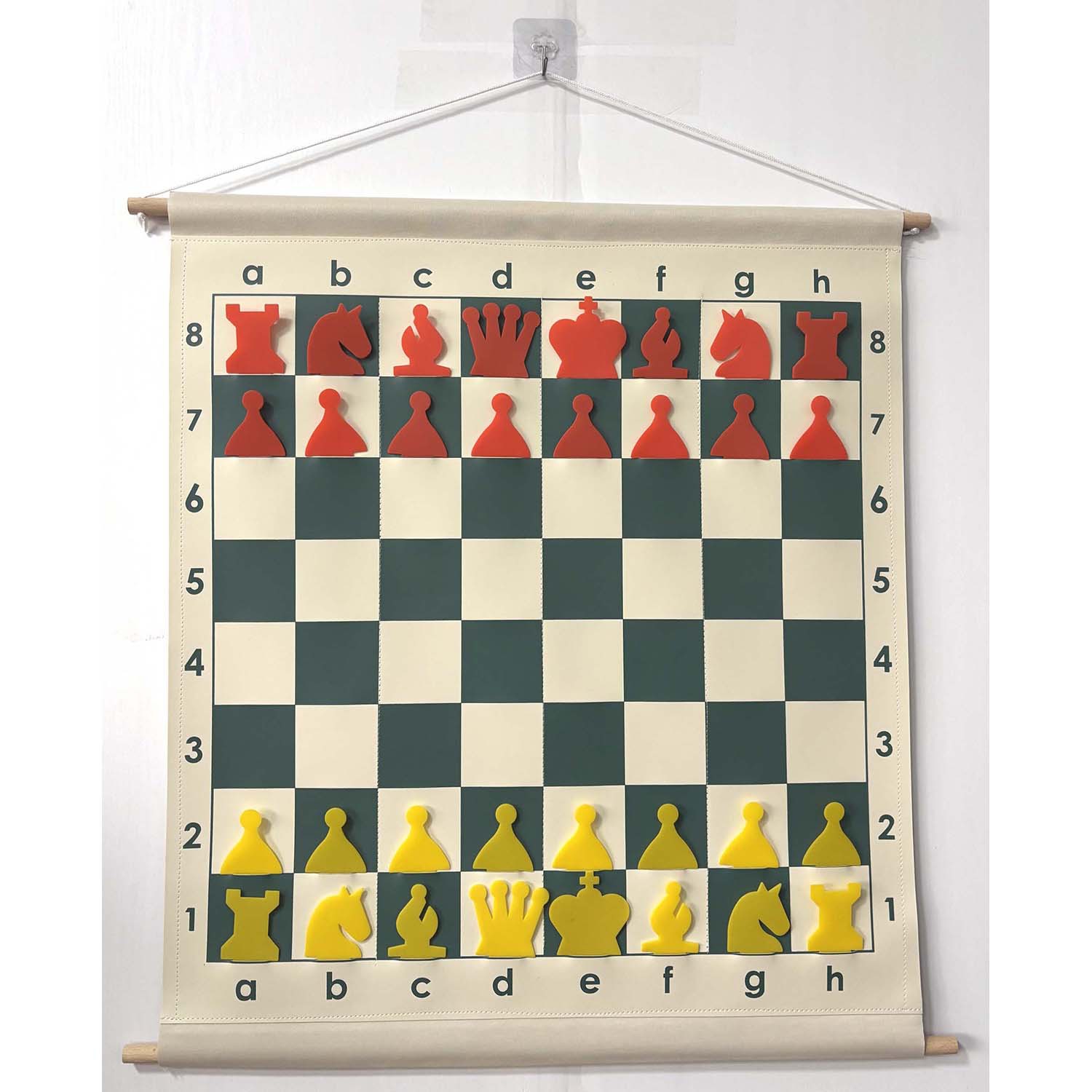Tablero verde, piezas amarillas y rojas.