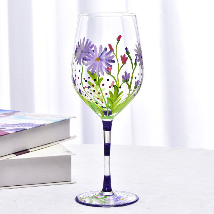 Peint avec des couleurs vives, ce verre à vin rouge évoque l'esprit printanier.