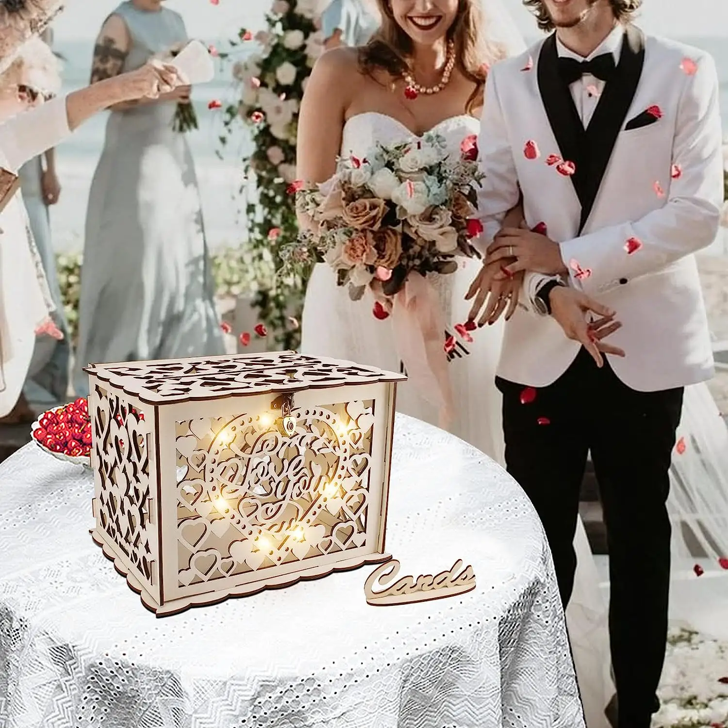 กล่องการ์ดแต่งงานพร้อมล็อครูปหัวใจสีทองและไฟนางฟ้าตกแต่งด้วยไม้แบบกลวงสำหรับต้อนรับ