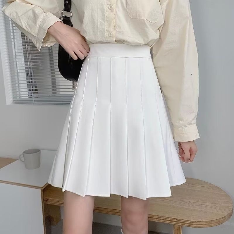 Pantalones casuales blancos de talle elástico y corte extendido.