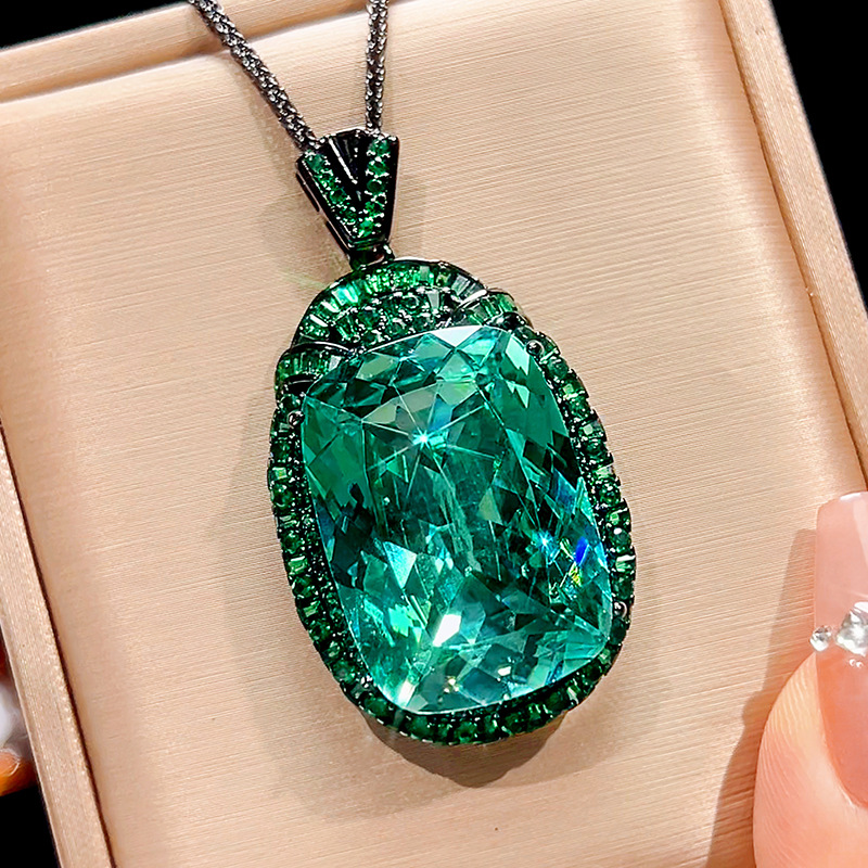 Support vert Pendentif vert Parra avec chaîne Chopin