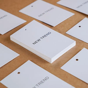 Etiquetas colgantes personalizadas de papel de lujo, logotipo de marca de ropa, papel de cartón impreso, etiqueta colgante de China, diseño de etiqueta creativo con cuerda - Product Image 3