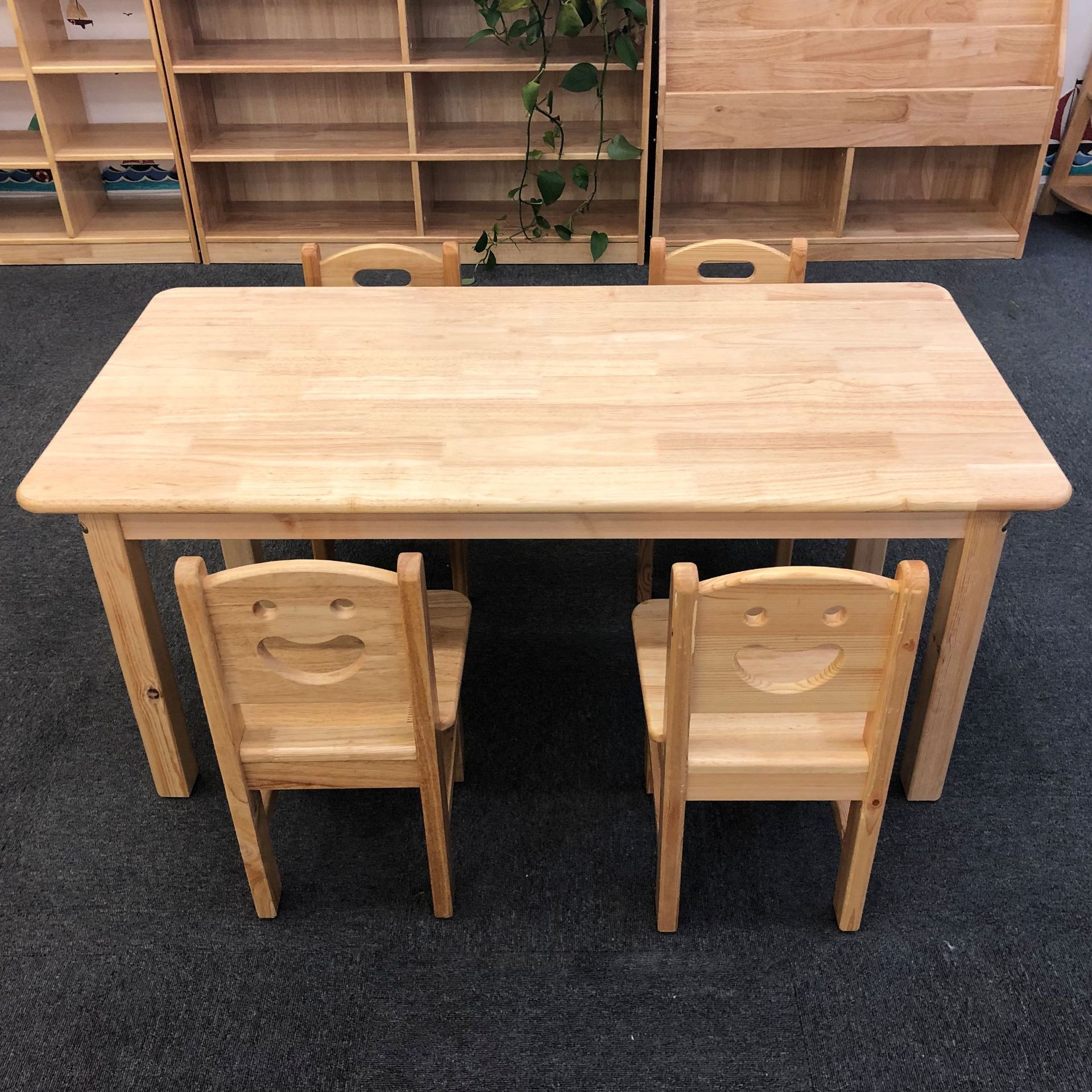 une table et 4 chaises