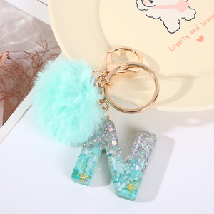 Lagün mavi reçine anahtarlık 26 özel alfabe Charms ile Faux kürk Pom Pom DIY çanta uğuru & araba anahtarı aksesuar gemi hazır - Product Image 5