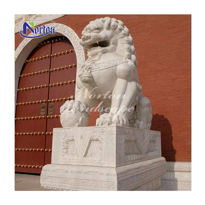 Decorazione esterna grande stile Cinese leone di pietra scultura all'aperto intagliato a mano naturale marmo bianco foo dog statua con la sfera