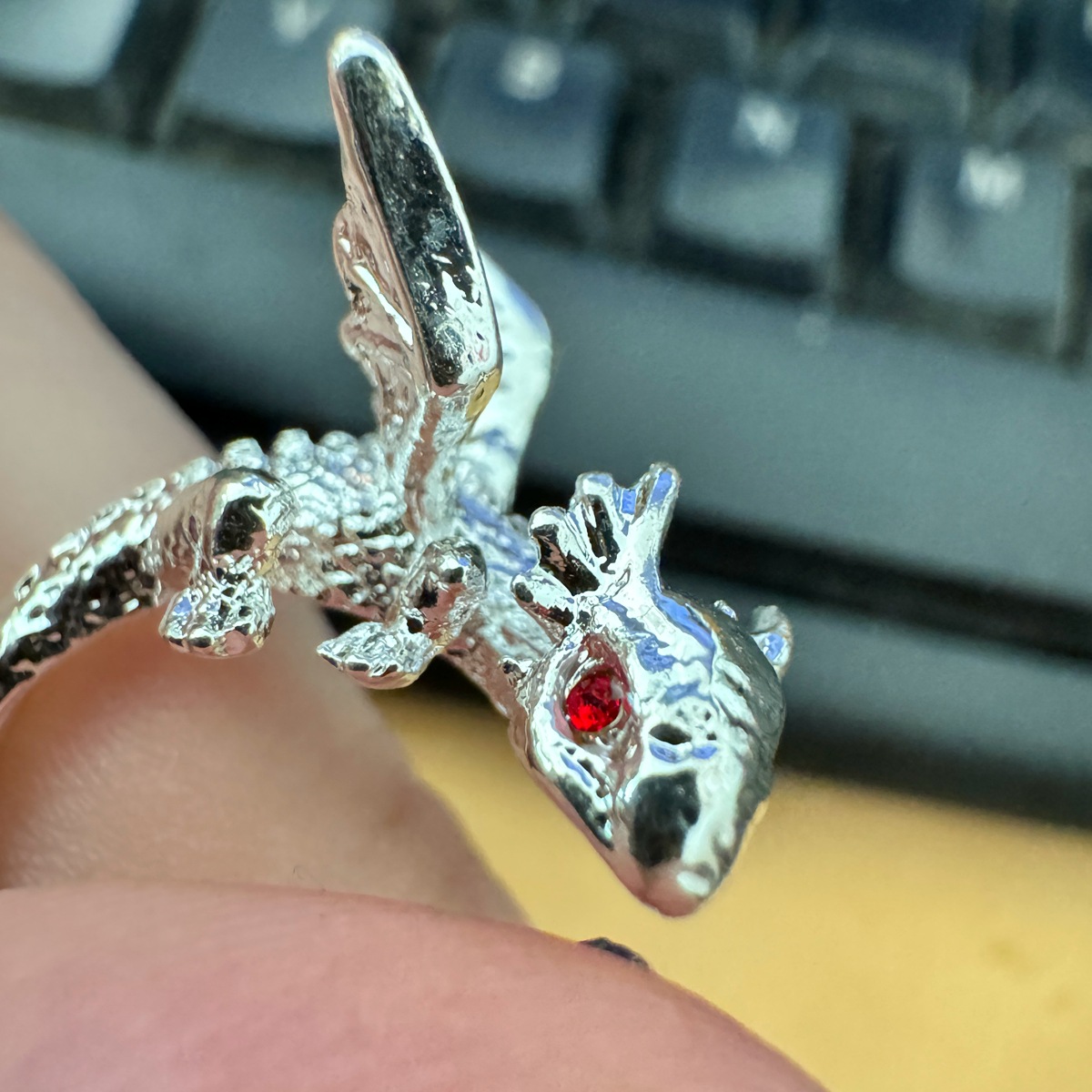 dragon volant argenté