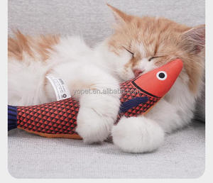 Un juguete para gatos con forma de pez simulado que contiene hierba gatera y puede ayudar a los gatos a aliviar el aburrimiento. - Product Image 1